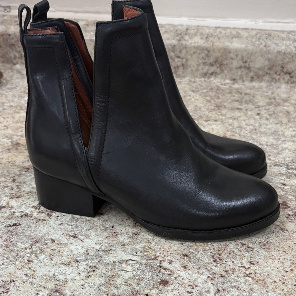 Jeffrey Campbell Oriley women’s 6 Black Leather Chelsea Ankle Boots